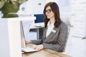 Limiting Results with LIMIT or TOP in SQL Server In Hindi